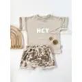 KOMPLET T-SHIRT ,,HEY’’ NATURAL + SZORTY MILK&CHOCO